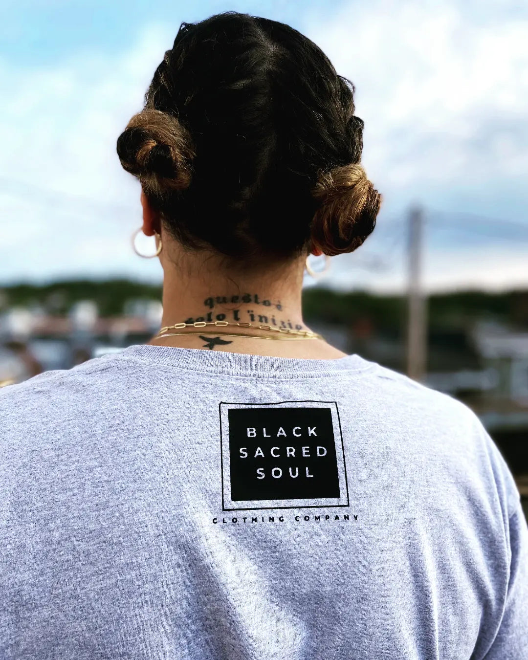 Camisetas negras con el logotipo del alma sagrada